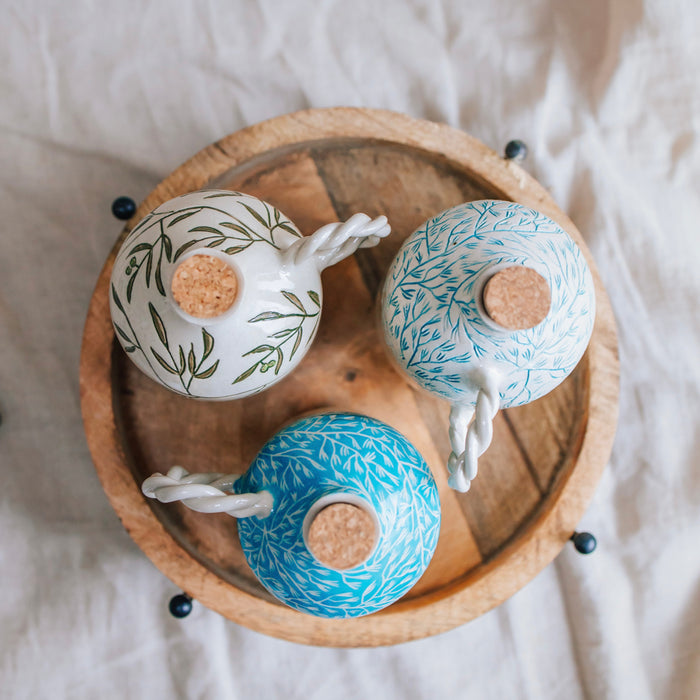 Unikatna keramička boca za ulje, handmade iz Hrvatske, izrađena tehnikom sgraffito i inspirirana Mediteranom.