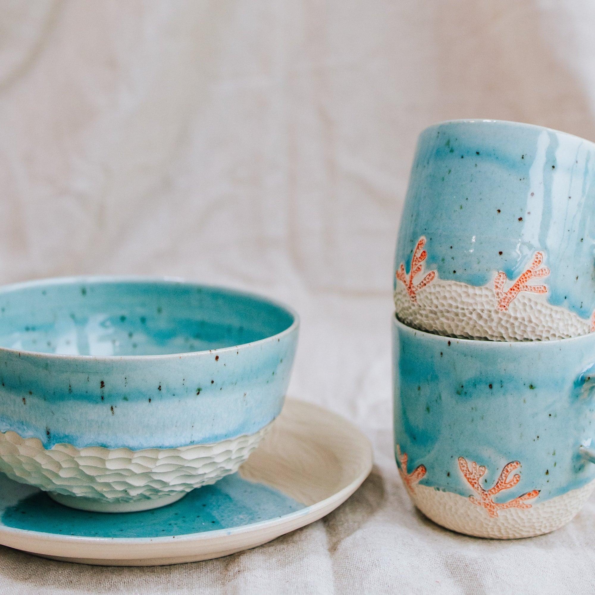 Ručno rađeni morski keramički tanjur s rezbarenim detaljima