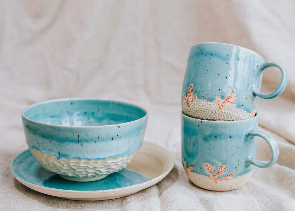 Ručno rađeni morski keramički tanjur s rezbarenim detaljima